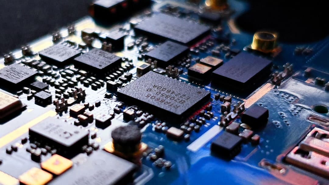 Az Intel chipcsomagolással támadja az AI-piacot, milliárdos üzletekkel