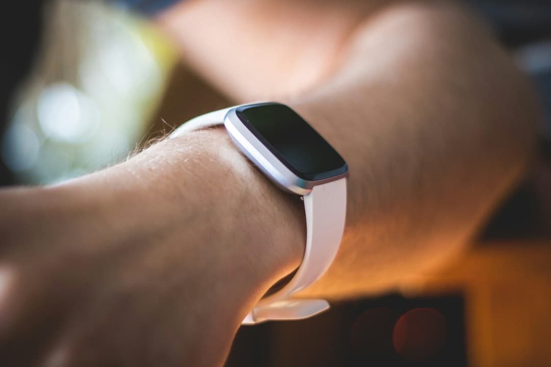 A Google bemutatta a 46%-kal nagyobb képernyőjű Fitbit Edge-et
