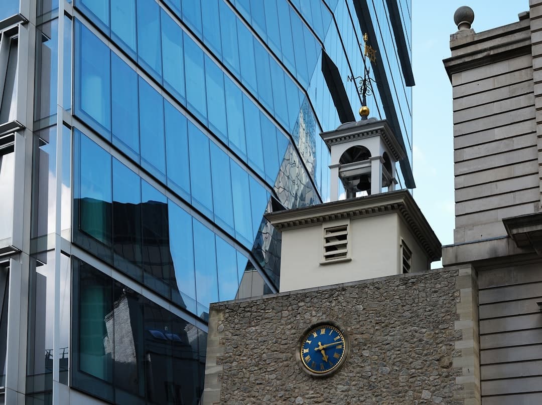 A Standard Chartered 15%-kal csökkenti back-office állásait az AI miatt