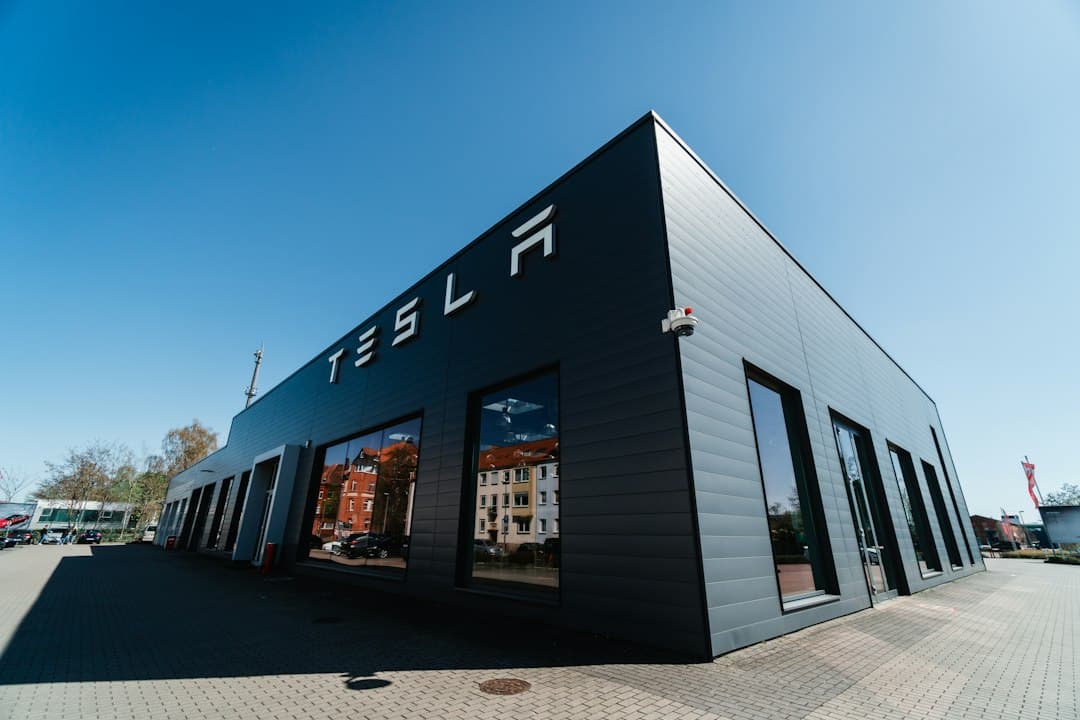 A Tesla leállítja a Full Self-Driving márkanevet Európában a szabályozói nyomás miatt