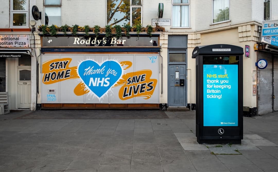 AI-alapú triázs érkezik a NHS Appba – 10 milliárdos reformmal