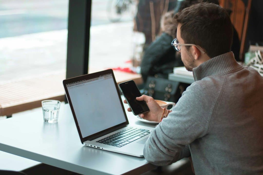 Az Anthropic felhőbe költözteti a Cowork VM-et, így telefonról is használható