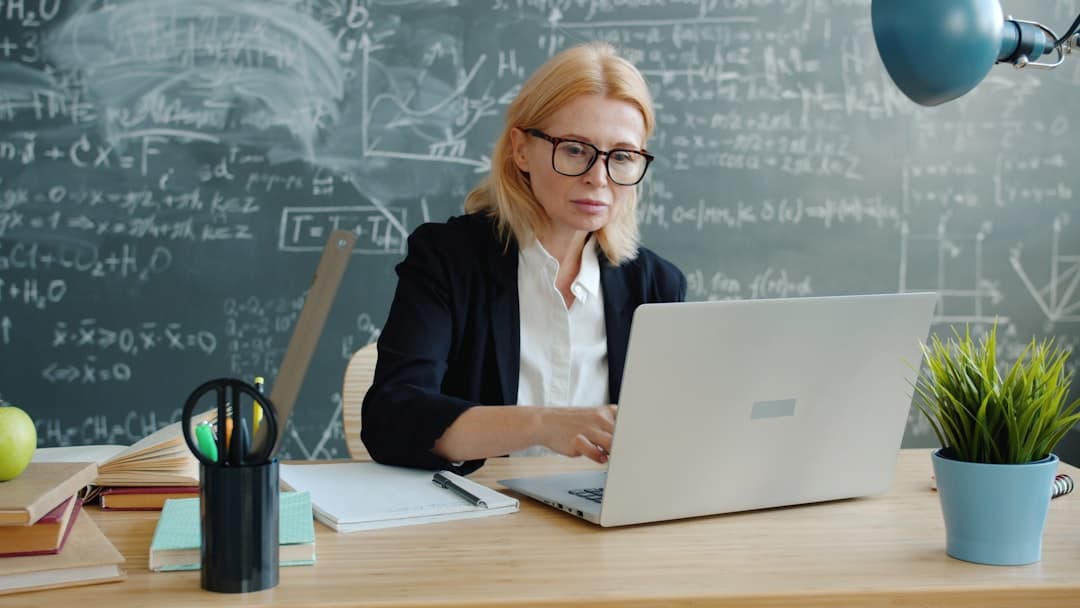 Új kétsávos keretrendszerrel szűri az LLM a megszokottól eltérő bemeneteket