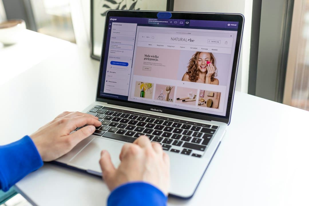 Bemutatta a Canvas-t a Shopify, AI-csevegéssel építhető online boltot