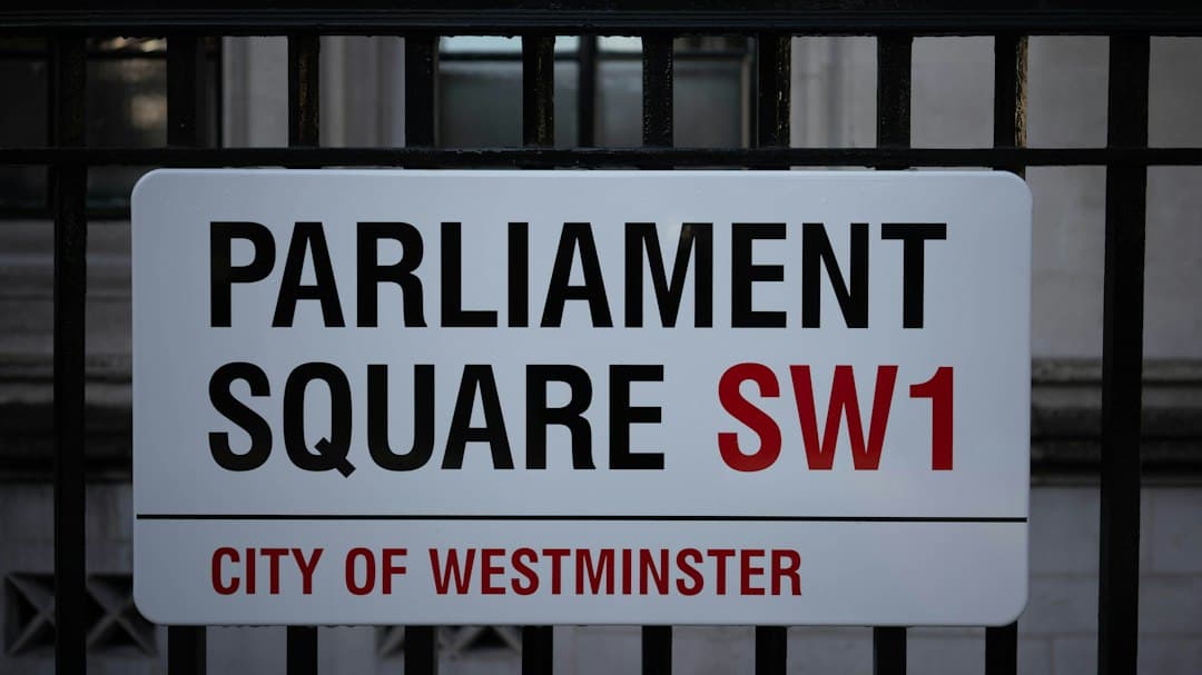 Brit AI-miniszter szigorúbb biztonsági követelményeket követel az AI-cégektől