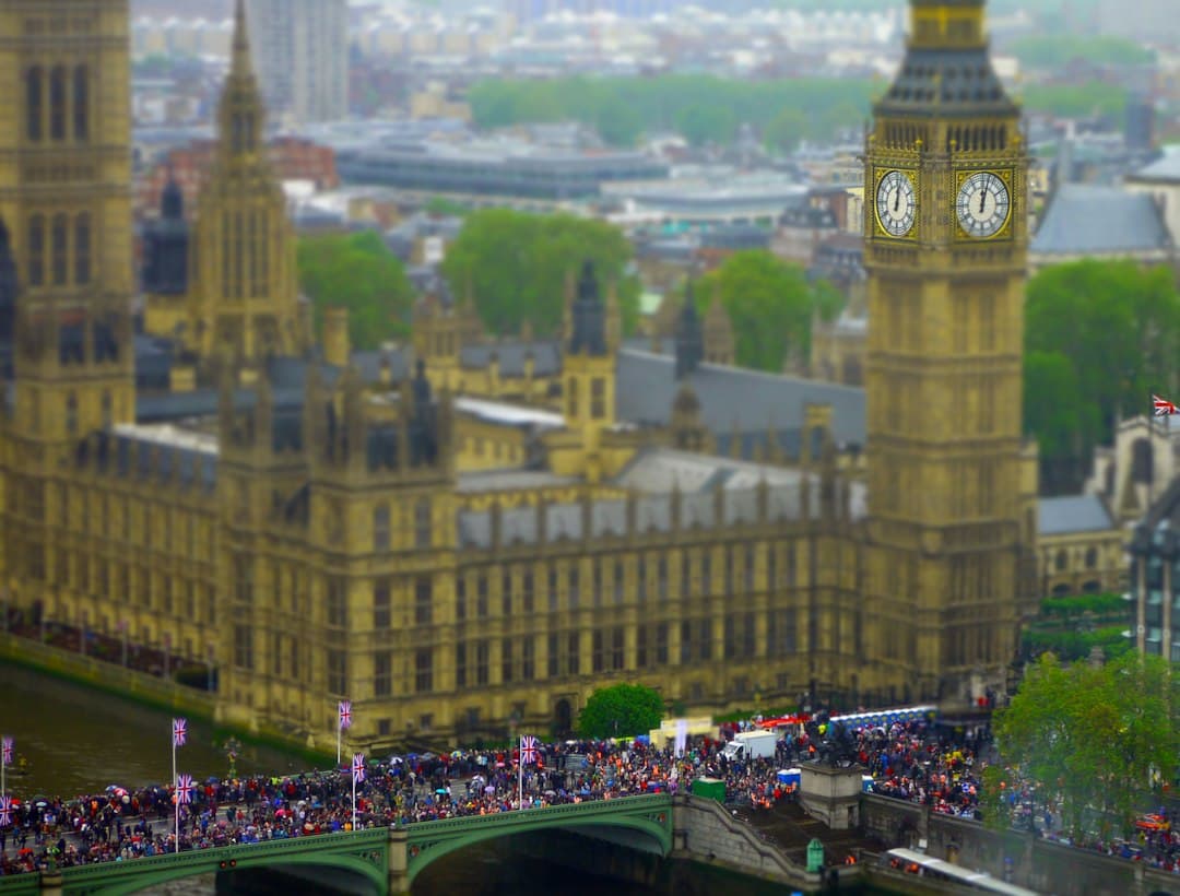 Britannia vezeti az AI-szabályozást a G20-ban, Burnham elnöksége új fejezetet nyit