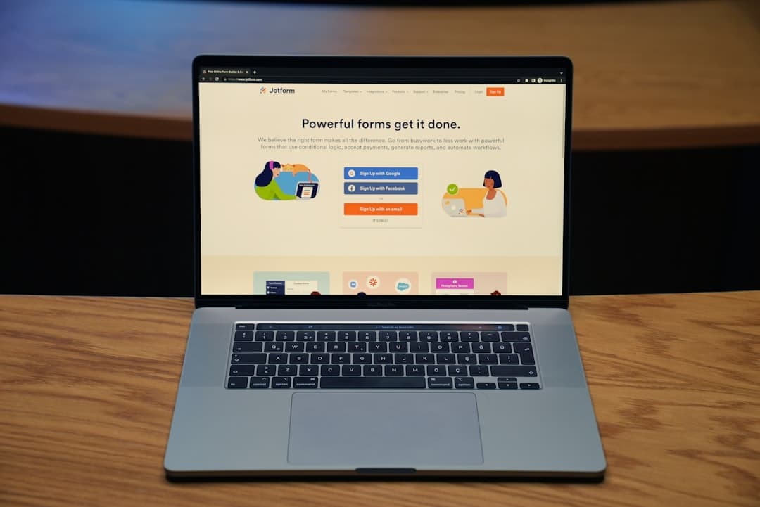CopilotKit új SDK-ja bármely AI-ügynököt futtat Slackben és Teamsben