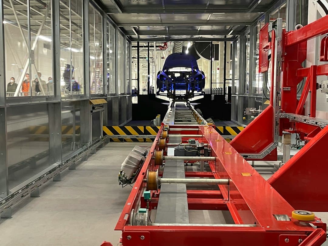 Dolgozók ellenállnak az Optimus robotok betanításának a Tesla gyáraiban