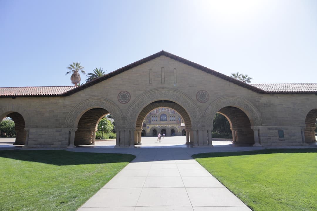 Ingyenes AI-kurzust indít a Stanford — a tananyag messze túllép a chatbotokon