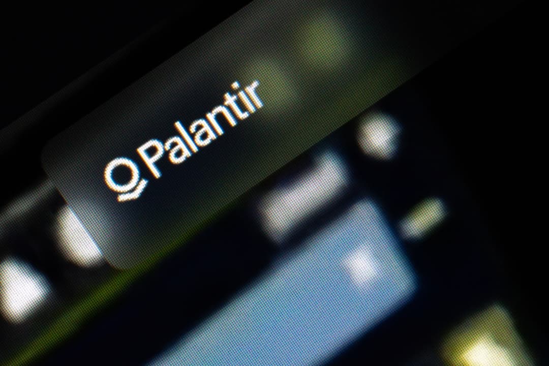 Az EU felülvizsgálja a Palantirrel kötött szerződéseit katonai kapcsolatai miatt