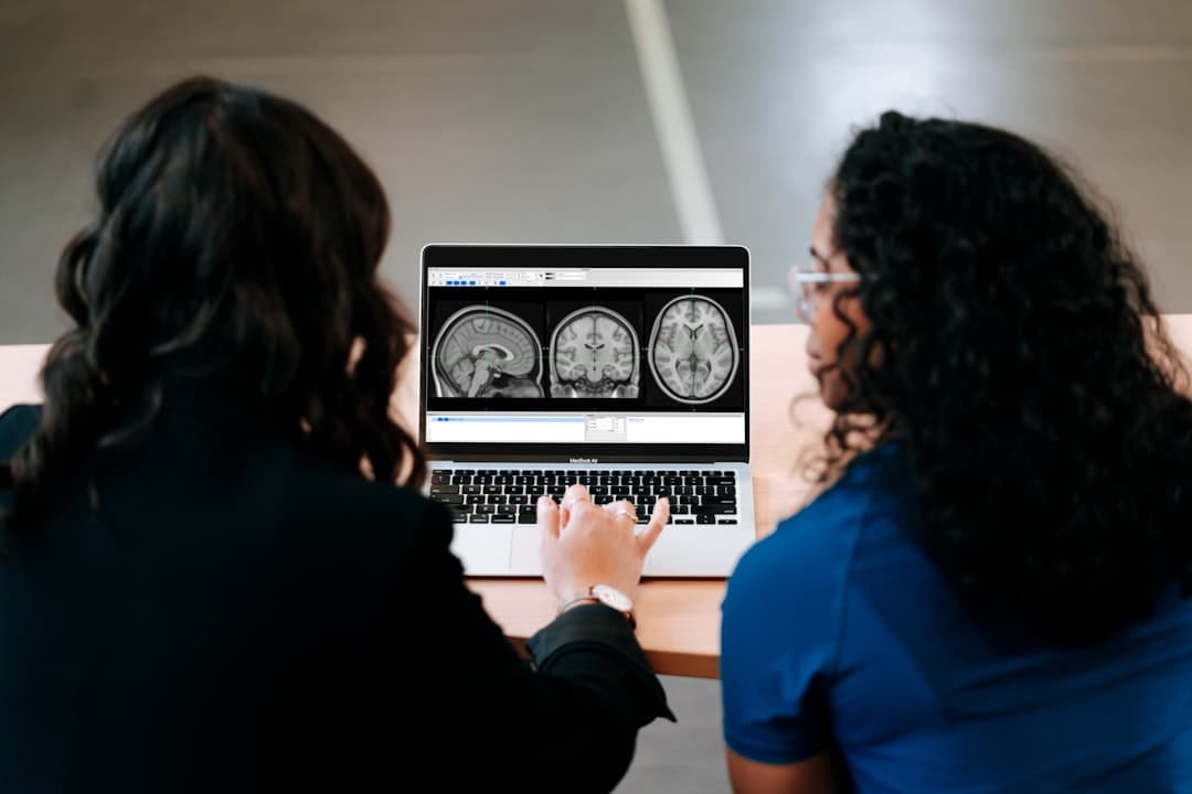 Reddit és WebMD adatokat használ AI a pszichiátriai gyógyszerbiztonsághoz