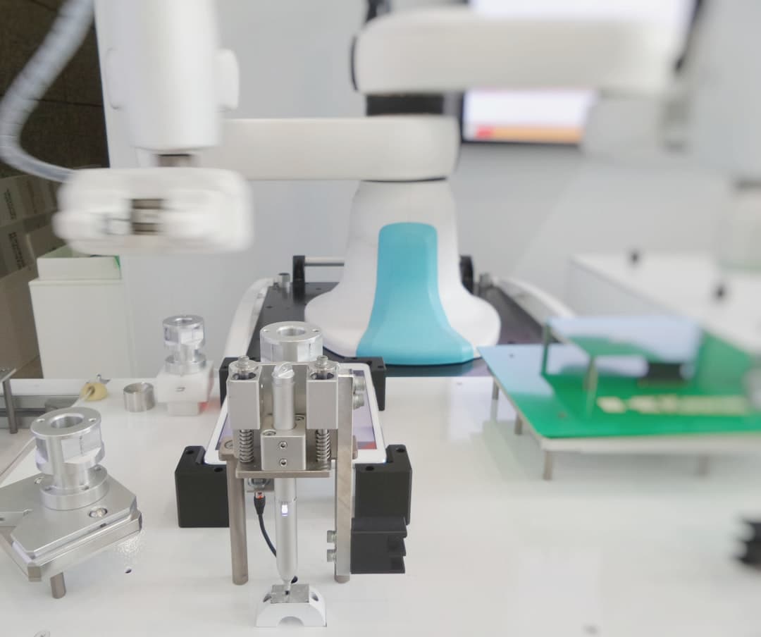 Az Eno robotot bemutatja a Genesis AI – emberi kézformával