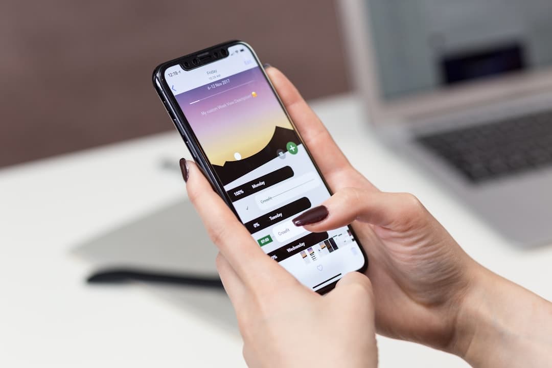 Siri AI beszélgetős asszisztenssé válik iOS 27‑ben — személyre szabott válaszokat ad